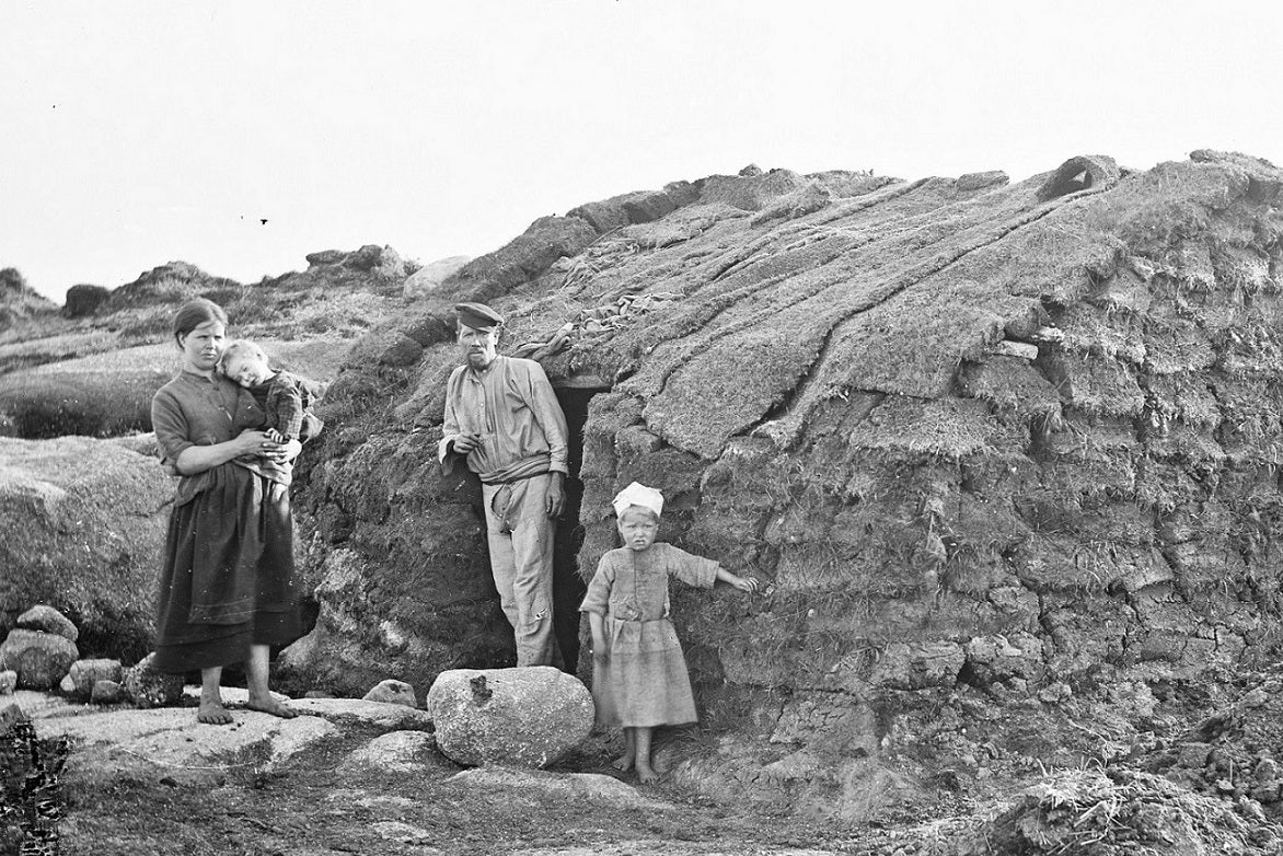 Toibin1's tweet photo. This day in 1845 potato blight in Ireland is first reported

It set in train the most horrific events ever witnessed in Ireland

1 million deaths, 1 million forced to emigrate.  Much of which caused by British misrule

We've never recovered. We dont even know how to talk about it https://t.co/UAq8COq6yK