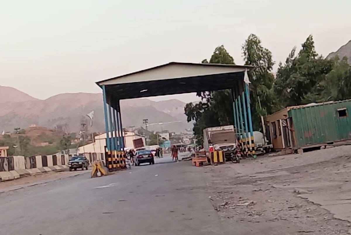 TOLOnews's tweet photo. وزارت خارجه گفته است که بستن دروازه تورخم از سوی پاکستان و شلیک بر نیروهای افغان «خلاف حسن هم‌جواری» است.

وزارت خارجه در خبرنامه‌ای با تاکید بر این‌که بستن گذرگاه تورخم به تجارت دو کشور زیان‌بار است، افزوده که اسلام‌آباد خلاف تعهدهای قبلی در بندر کراچی مشکلات ایجاد می‌کند و دروازه‌ها را هم‌زمان با فرا رسیدن فصل فرآورده‌های زراعتی و میوه افغانستان، با بهانه‌های توجیه‌ناپذیر می‌بندد.

خبرنامه تاکید کرده که چنین اقدام‌ها روابط بازرگانی و ترانزیتی را آسیب می‌زند و فاصله میان شهروندان دو کشو�� را بیش‌تر می‌سازد. به نوشته‌ی وزارت خارجه، گیر ماندن مسافران به شمول زنان و کودکان در دو سوی گذرگاه قابل توجیه نیست.
#طلوع‌نیوز