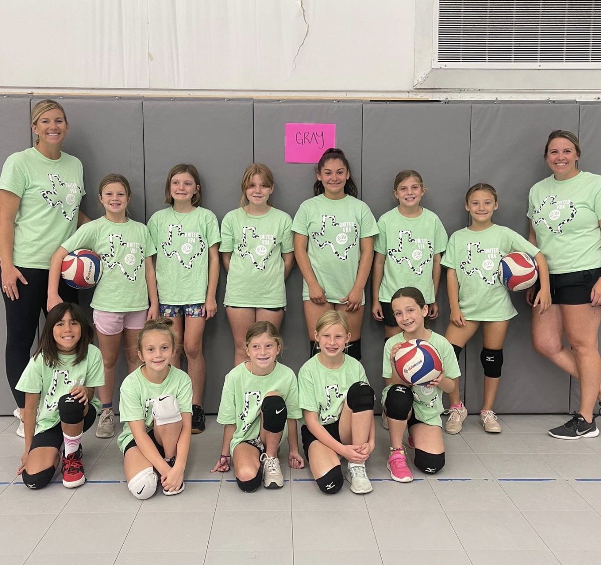 UnitedVba's tweet image. Throwback to our Fall League last year! We are so excited to start up our new session tomorrow 💜🏐🥰 #youthvb #unitedvba #youthleague #fallleague