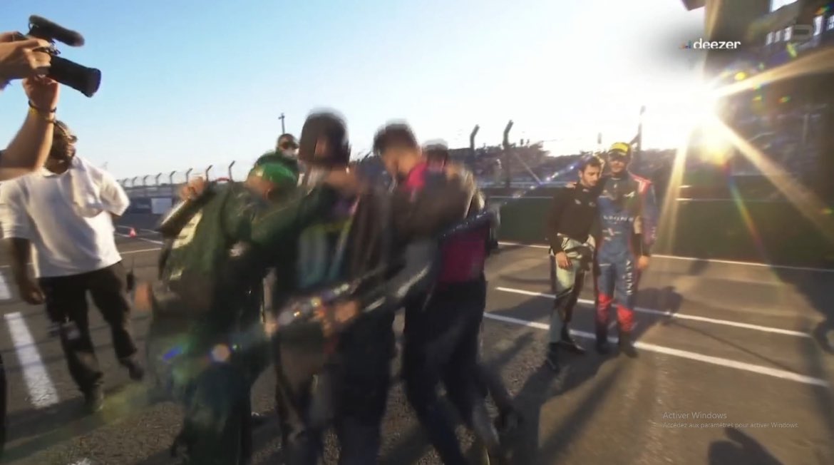 DJAlamos tweet media