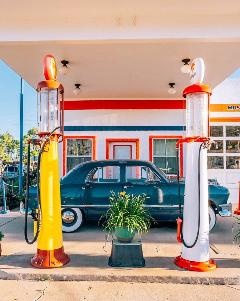 Embrace retro vibes in Williams, AZ. 🚙 Have you checked out the #route66 Passport? ➡️ bit.ly/3dPoknQ 📷: @hike4beauty