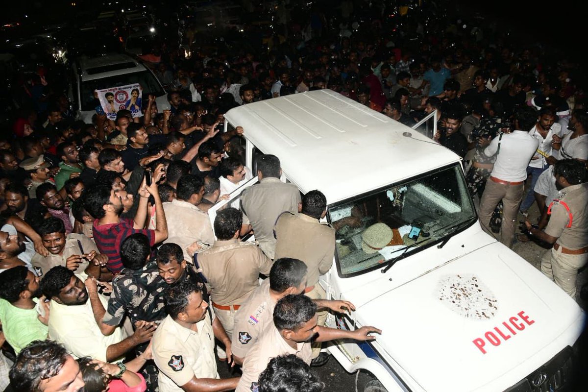 JanaSenaParty's tweet photo. శ్రీ పవన్ కళ్యాణ్ గారిని, శ్రీ నాదెండ్ల మనోహర్ గారిని అదుపులోకి తీసుకుని పోలీసు వాహనంలోకి ఎక్కిస్తున్న దృశ్యాలు

#PawanKalyanArrest https://t.co/A5ZRDXgbvI