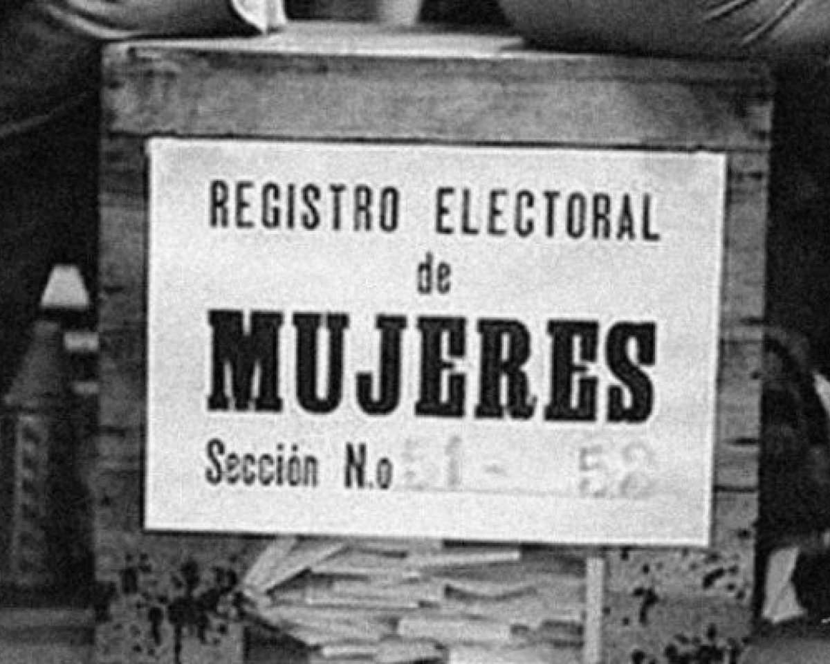 NuevoEncuentro_'s tweet photo. 💜🇦🇷 9 de septiembre de 1947 | Sanción de la Ley de Sufragio Femenino.

Evita: "Recibo de manos del Gobierno de la Nación la ley que consagra nuestros derechos cívicos. Y la recibo con la certeza que lo hago en nombre y representación de todas las mujeres argentinas". https://t.co/dFofgvBuZY