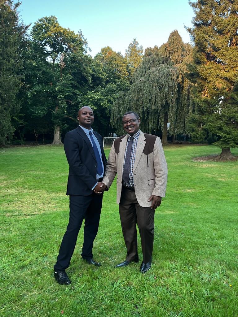 Je félicite vivement Mr Ferdinand SINDARIRONKA, SG de l’<a href="/nshingamateka/">Inama Nshingamateka</a> pour avoir été élu Membre du Bureau de l’ASGPF comme Représentant des Parlements de l’Afrique Centrale <a href="/NtareHouse/">Ntare Rushatsi House</a> <a href="/MAEBurundi/">MAEIRCD</a> Vive #Burundi 🇧🇮👊