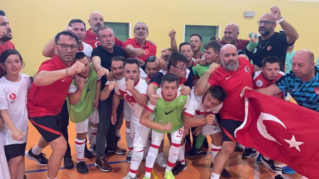 Down Sendrom Futsal Milli Takımımız Avrupa Şampiyonu🥇

Down Sendrom Futsal Milli Takımımız Portekiz'i final maçında 2-1 mağlup ederek Avrupa Şampiyonu oldu🏆

Tebrikler🇹🇷