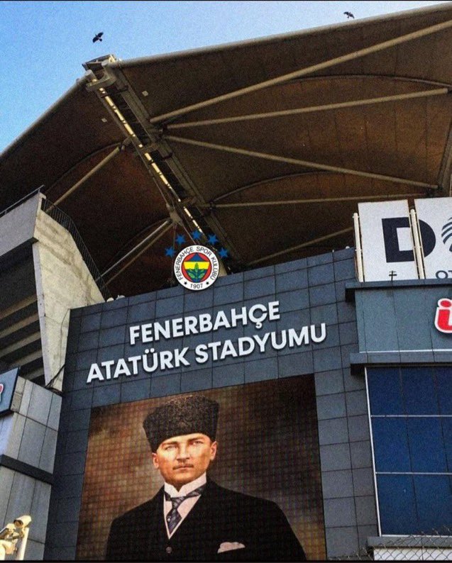 Bu on numara hareketi alkışlamak düşer bana.

O zaman bir Galatasaraylı olarak stadın adını FENERBAHÇE ATATÜRK STADYUMU olarak değiştiren Fenerbahçe yönetimini bütün kalbimle kutlarım.👏🏻👏🏻💛💙

Tebrikler Ali Koç👏🏻👏🏻🇹🇷