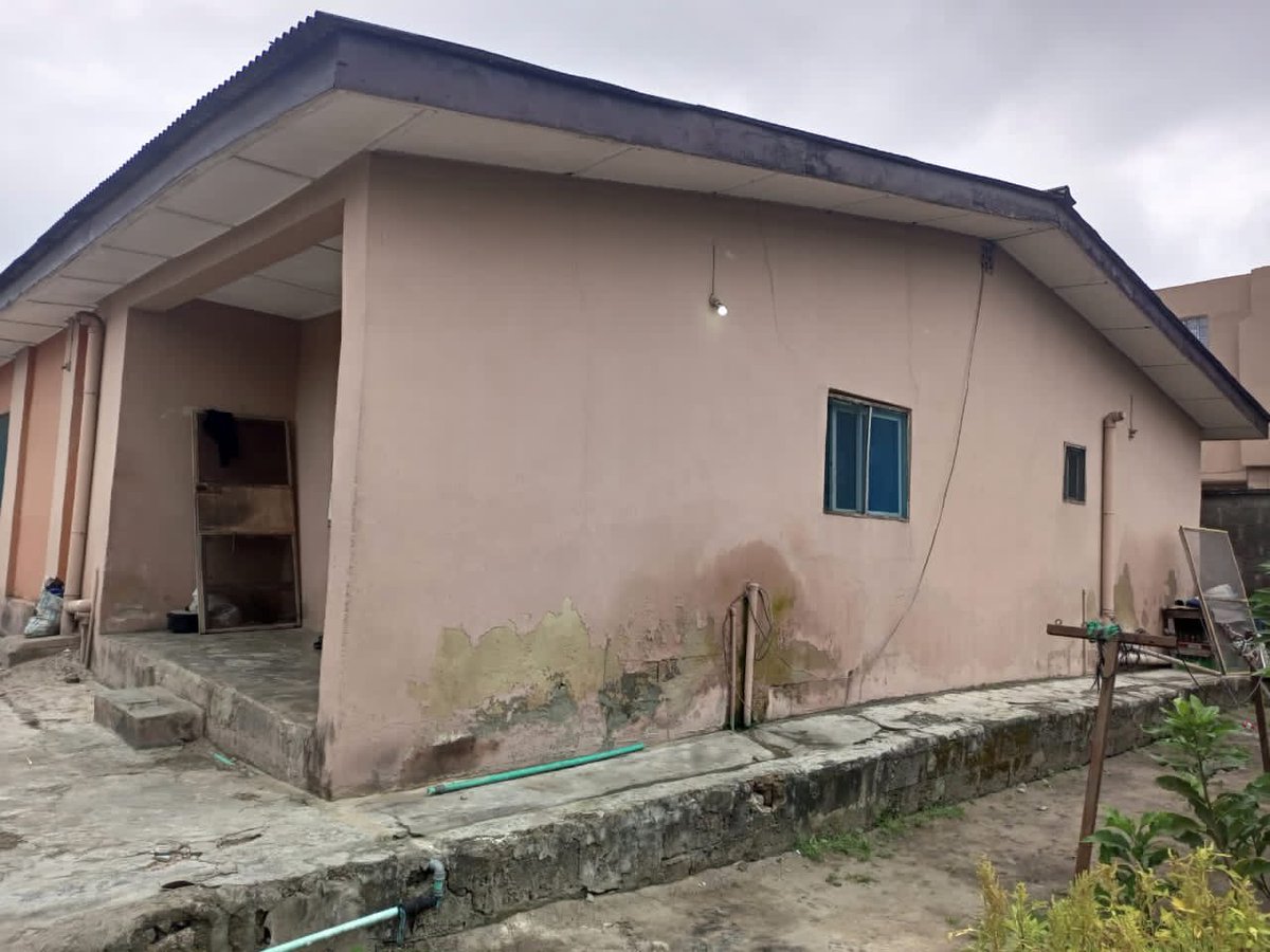 riab_properties's tweet photo. For Sale: 
Prime Property in New Oniba, Lagos State 

Property Overview:
- Location: Close to the palace of the New Oniba, Lagos State
- Type: Full plot with 2-bedroom and a room self-contained apartment, plus 5 shops
- Price: ₦45 million Naira
⏩️ https://t.co/xZgi2Tq5gz