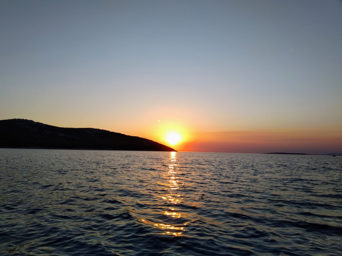 The sunset 🌅

#morje #sunset #auringonlasku #sun #sonne #aurinko #sonnenuntergang #island #sea #meri #insel #saari #nature #luonto #Osor #Cres #NoStressOnCres #Lošinj #adriaticsea #Croatia #Hrvatska #Hrvaška
