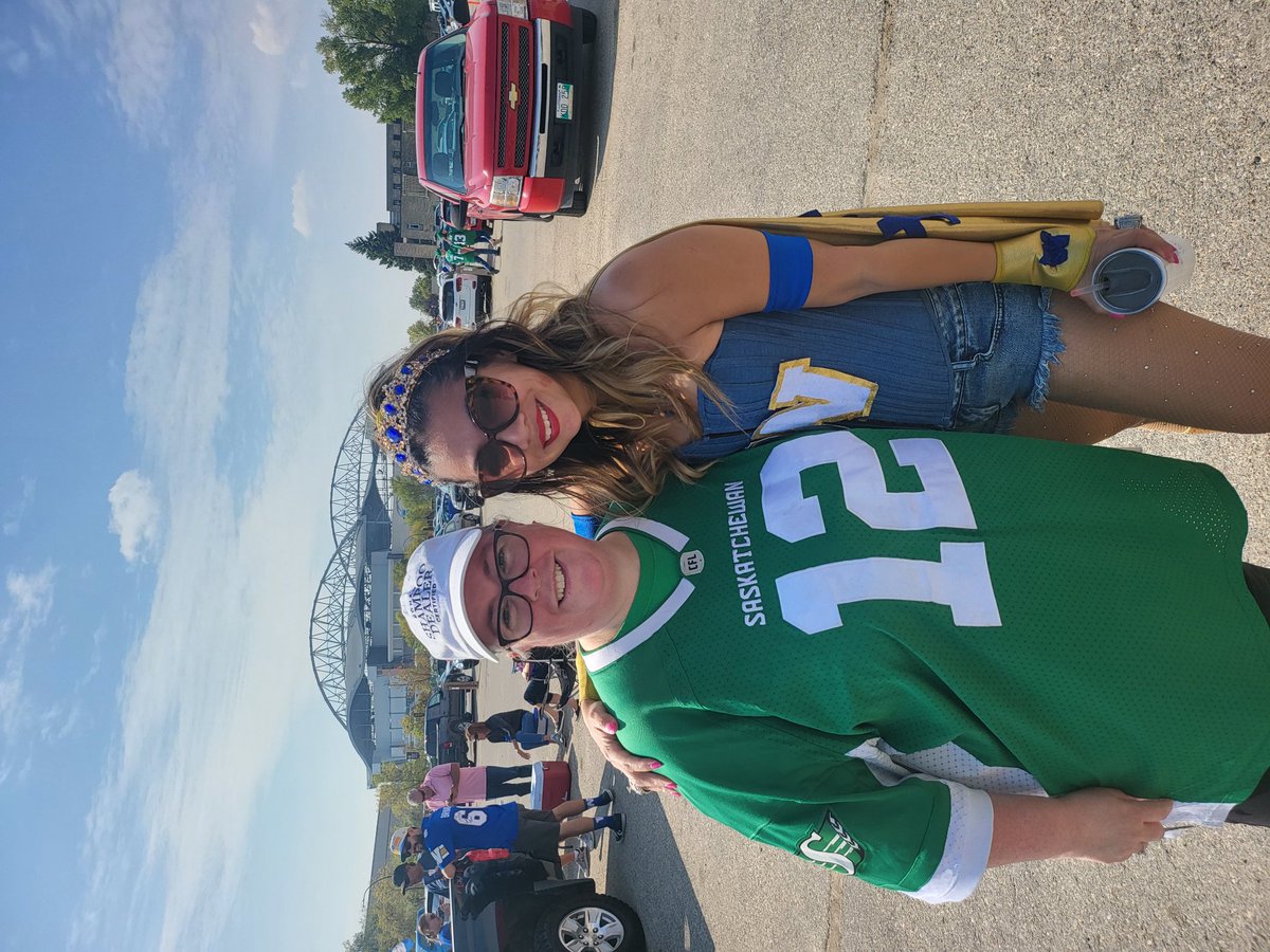 tamers30's tweet photo. The trip was worth it to just see @bluebomberwoman !
#goriders #BanjoBowl #mofam #goeasyonus https://t.co/j3cLatyMoI