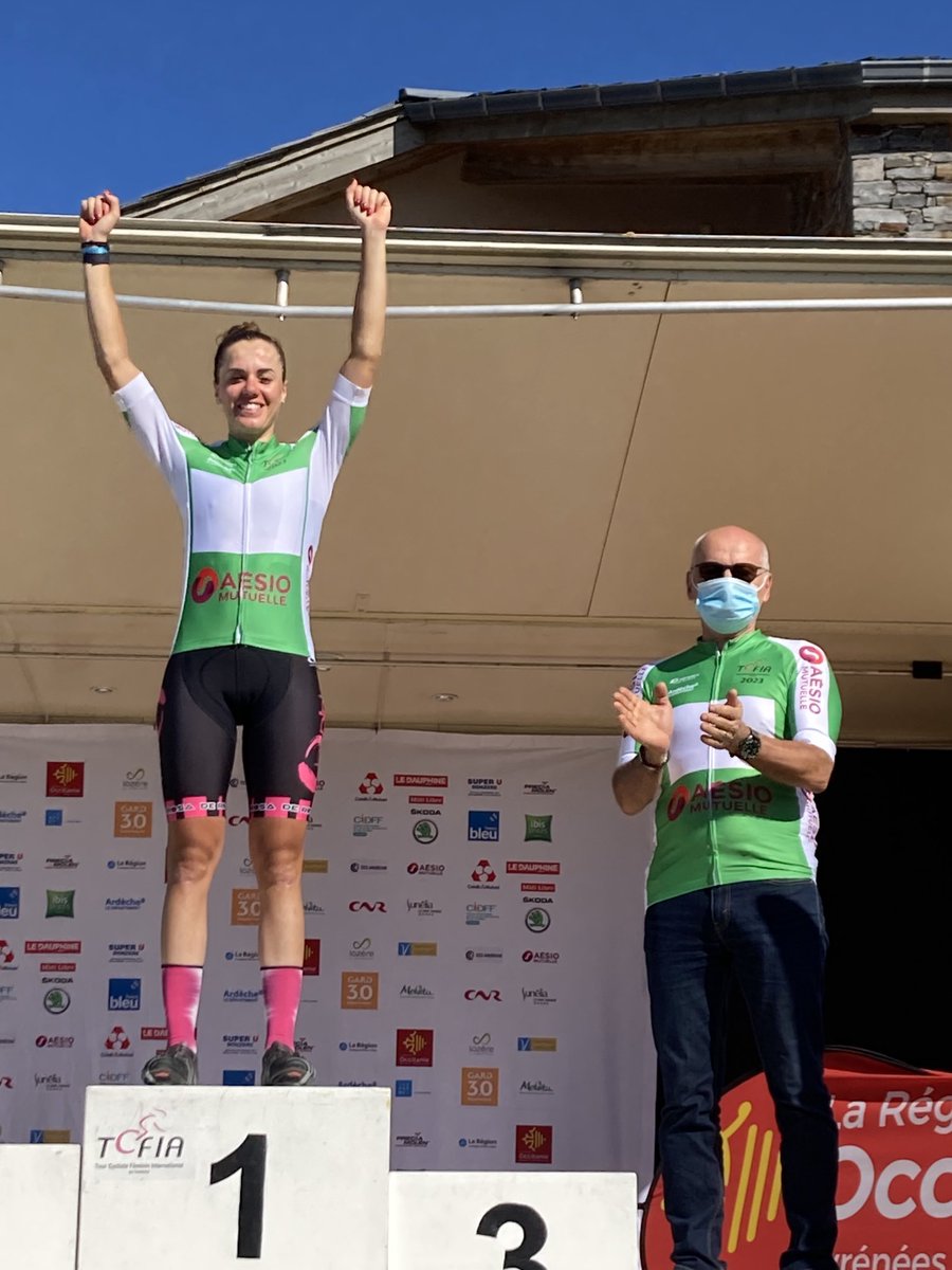 Jean-Luc Pinède remets le maillot vert au tour cycliste international de l’Ardeche devant de nombreux spectateurs au Mont Lozère ⁦<a href="/AesioMutuelle/">AÉSIO mutuelle</a>⁩ #jlpinede