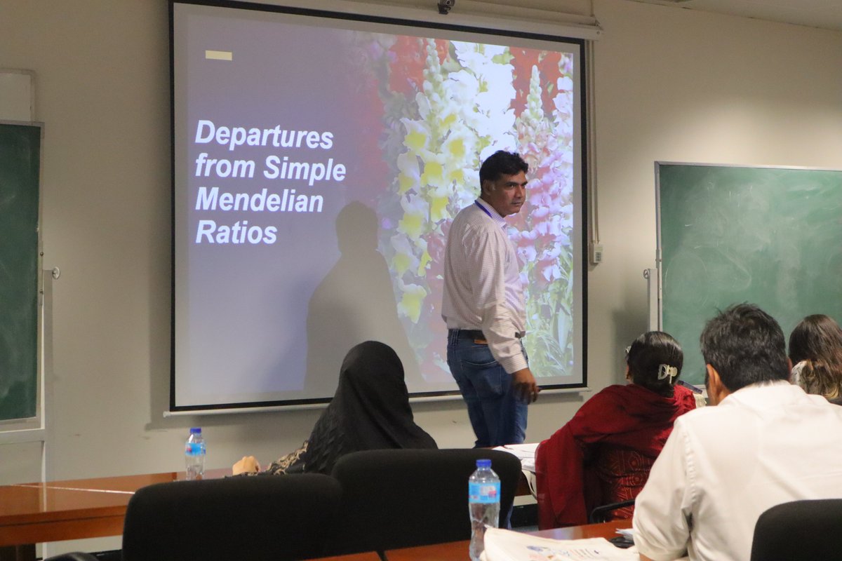 lab_tariq's tweet photo. Highlights: @DrMohdTariq and @ShahzadZaigham teaching #HowtoteachGenetics workshop.
Dr. Zaigham explained deviations from Mendelian inheritance like incomplete dominance, multiple alleles, cytoplasmic inheritance and gave concept of genetic pathways. https://t.co/5MOsxZ9Ke0
