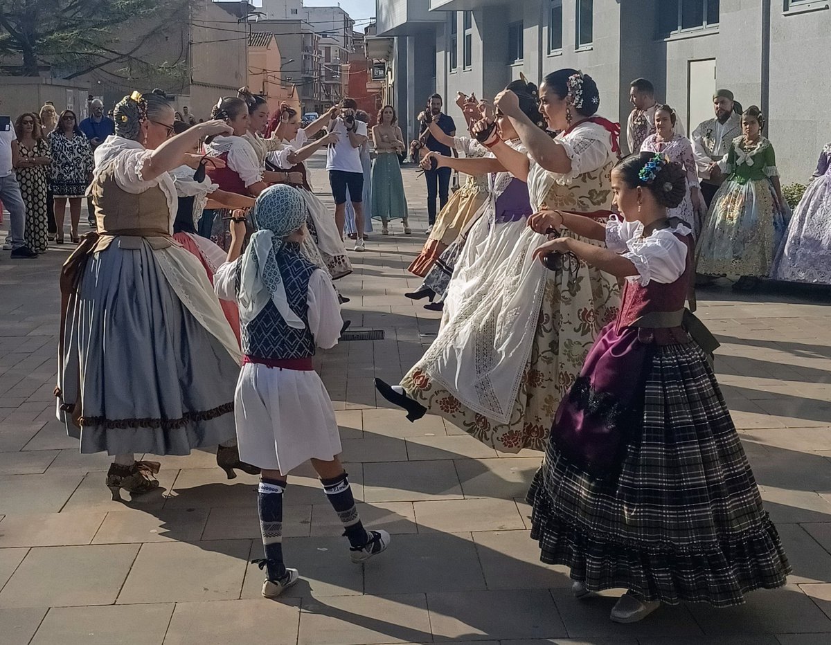 🔥PROCLAMACIÓ FALLERES MAJORS I CORTS D'HONOR

Aitana i Maria, i les seues Corts d'Honor, inicien aquesta aventura contagiant-nos amb la seua il.lusió per ser les màximes representants del món faller de La Pobla de Vallbona. 

Estarem encantats i encantades d'acompanyar-vos 💥🔥