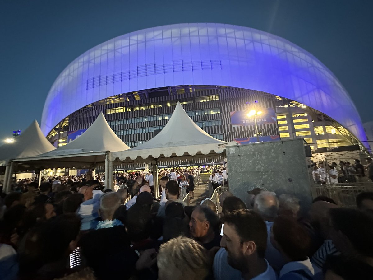andyh9266's tweet photo. @BBCSport @SkySports @rwc2023updates Absolute shambles getting into the stadium this evening. Dangerous incompetence by @FranceRugby Utterly shameful #rwc2023 https://t.co/WLl47q32At