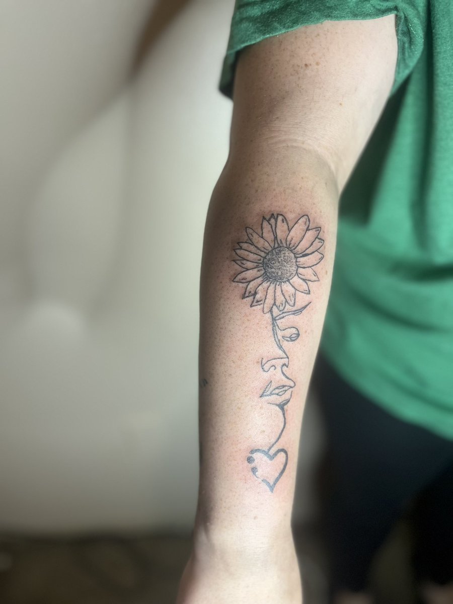 Dadripgod98's tweet photo. Tattoo yesterday done on friend. I think I got her right 💧✍🏾 #dripeffect https://t.co/EokAelISCo