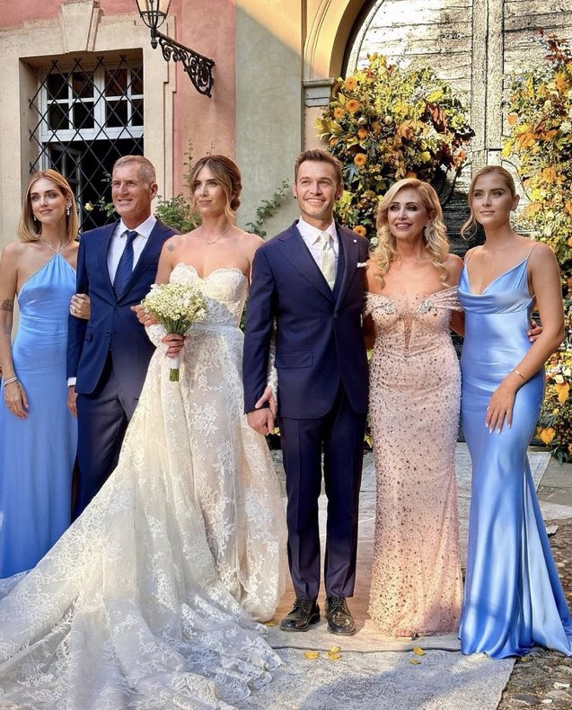 deadpoetstan's tweet photo. MA IL VESTITO DI FRANCESCA FERRAGNI È STUPENDO SLAYY https://t.co/BlxqZoANhR