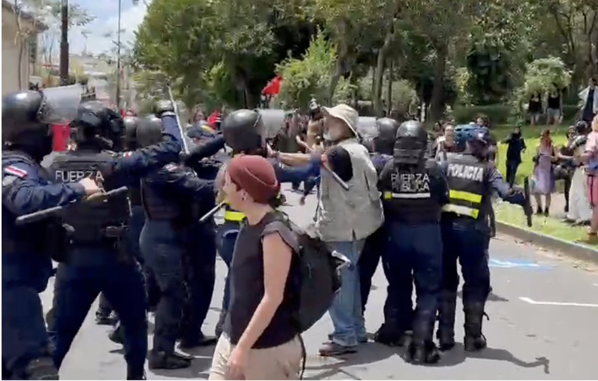 Oficiales la emprendieron hasta con la prensa que cubría una marcha en San José para protestar contra la agresión policial y que se originó por el caso de una muchacha que denunció que fue agredida por policías que la detuvieron en las afueras de un bar en Alajuela.