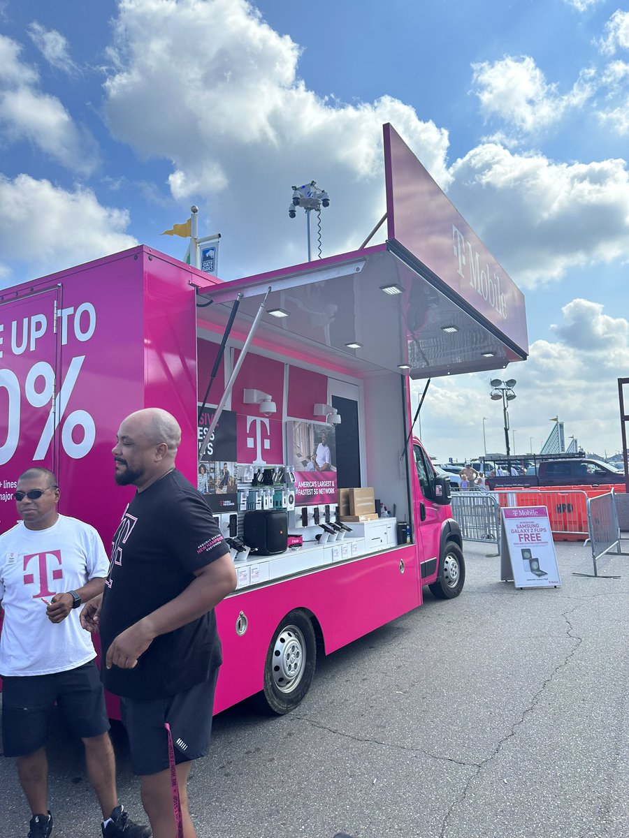 Come on out y’all to the seafood festival at Hampton Beach. Our T-Mobile truck is out here along with one of my team members Angel and Donna from Pheasant Lane Mall. Great deals, low prices come switch to the best network service in America!!!!