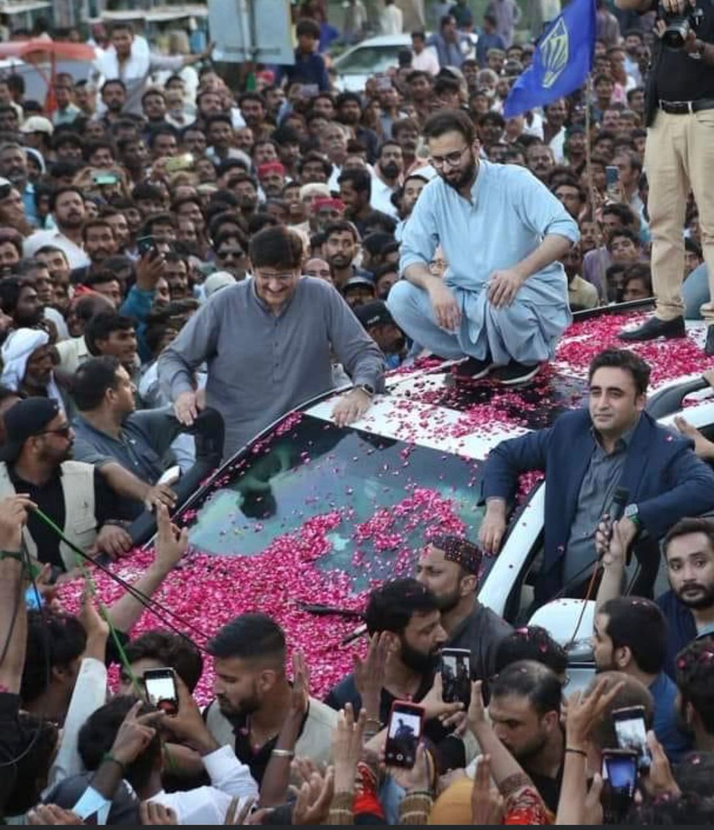 Sklbaloch's tweet photo. Jiyalas gathered from every corner of badin distt just to see a glimpse of their chairman @BBhuttoZardari
Thats the love people of badin have for the party n their chairman ❤️
@BBhuttoZardari @AseefaBZ
@SHalepota @harrislaghari @FaryalTalpurPk @DadaHalepoto
#badinbhuttoka #ppp https://t.co/11cVvjwZkc