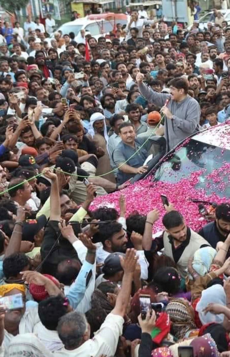 Sklbaloch's tweet photo. Jiyalas gathered from every corner of badin distt just to see a glimpse of their chairman @BBhuttoZardari
Thats the love people of badin have for the party n their chairman ❤️
@BBhuttoZardari @AseefaBZ
@SHalepota @harrislaghari @FaryalTalpurPk @DadaHalepoto
#badinbhuttoka #ppp https://t.co/11cVvjwZkc