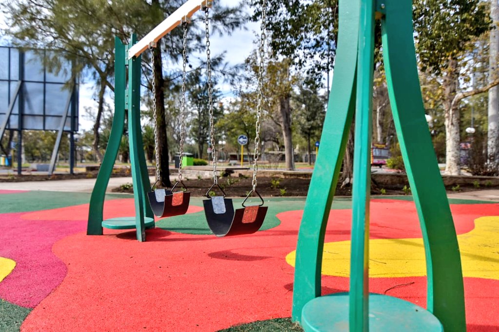 MartinLlaryora's tweet image. ¡El #ParqueSarmiento está de estreno! Quedó habilitado el nuevo "Patio de las Infancias", un espacio recreativo diseñado con materiales sustentables. Los juegos instalados son de madera plástica y elementos de la #EconomíaCircular. Este finde podés conocerlo en familia.🛝 ♻️👨‍👩‍👧