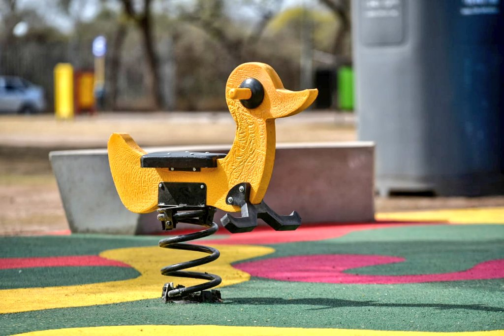 MartinLlaryora's tweet image. ¡El #ParqueSarmiento está de estreno! Quedó habilitado el nuevo "Patio de las Infancias", un espacio recreativo diseñado con materiales sustentables. Los juegos instalados son de madera plástica y elementos de la #EconomíaCircular. Este finde podés conocerlo en familia.🛝 ♻️👨‍👩‍👧