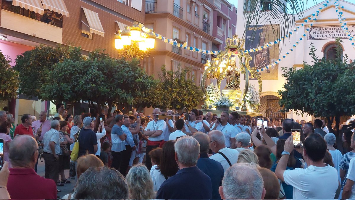 turismo_Rincon's tweet photo. ➡️ Tradiciones que atraen a nuestros turistas.

➡️ Procesión de la patrona, Ntra. Sra. De La Victoria, saliendo a realizar su recorrido por las calles de #RincónDeLaVictoria rodeada de vecinos y visitantes que no han querido perderse este momento.

👉 https://t.co/rPs6PJOe0u https://t.co/DCIjDpan5F