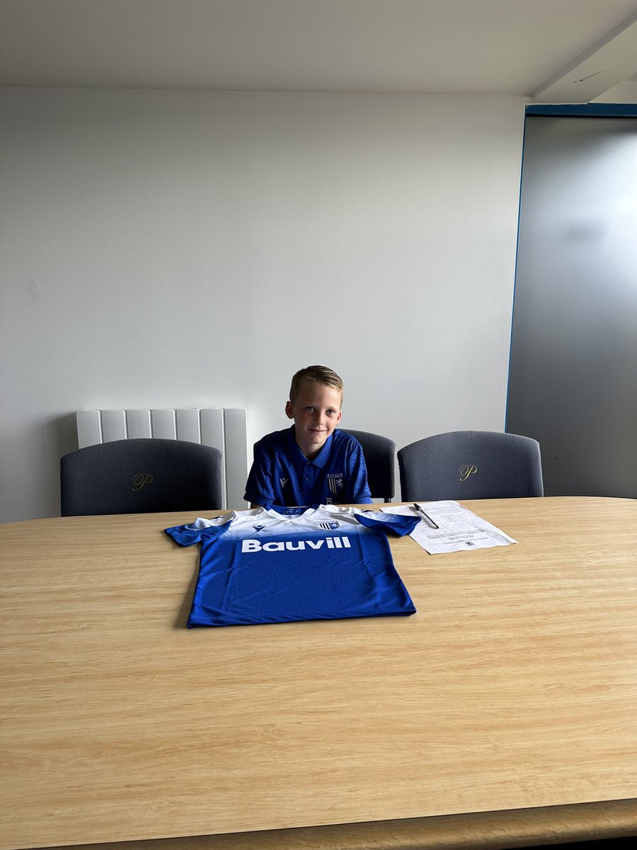 mattr43's tweet photo. Proud dad day, signing day for Stanley. Thanks to everyone at @TheGillsFC for making his day so special https://t.co/JEG51tsSro