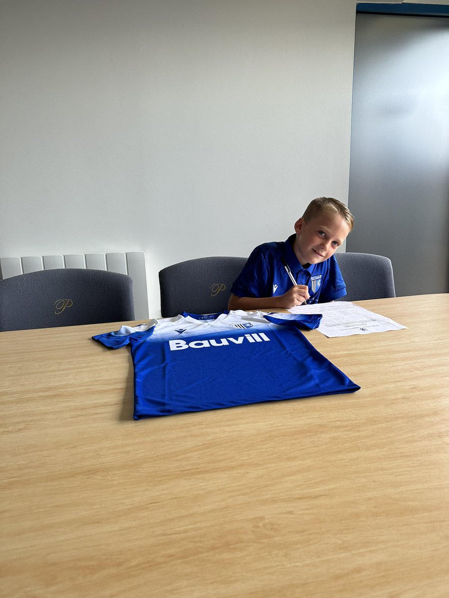 mattr43's tweet photo. Proud dad day, signing day for Stanley. Thanks to everyone at @TheGillsFC for making his day so special https://t.co/JEG51tsSro