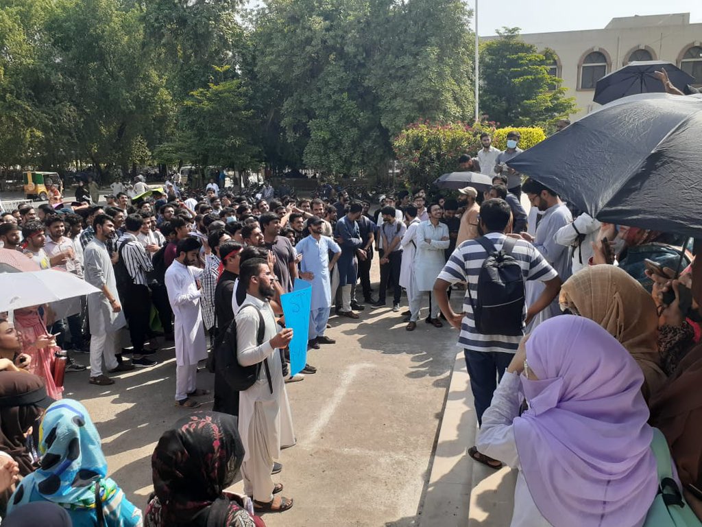 sadiq_shigreee's tweet photo. حکام بالاسےہمارامطالبہ ہےکہ اللہ دتہ کی موت کےواقعے کی انکوائری کرے۔جوبھی ذمہ داران ہیں انہیں قرار واقعی سزادیں۔اوراس بات کوبھی یقینی بنائےکہ آئندہ کبھی ایسےناخوشگوارواقعات رونمانہیں ہونگے۔ہم طلبہ اپنےحقوق لینااچھی طرح جانتےہیں۔ 
 #Quaidians_lives_matter 
 #QAMC_NEEDS_RENOVATION https://t.co/eH9ESVLI5R