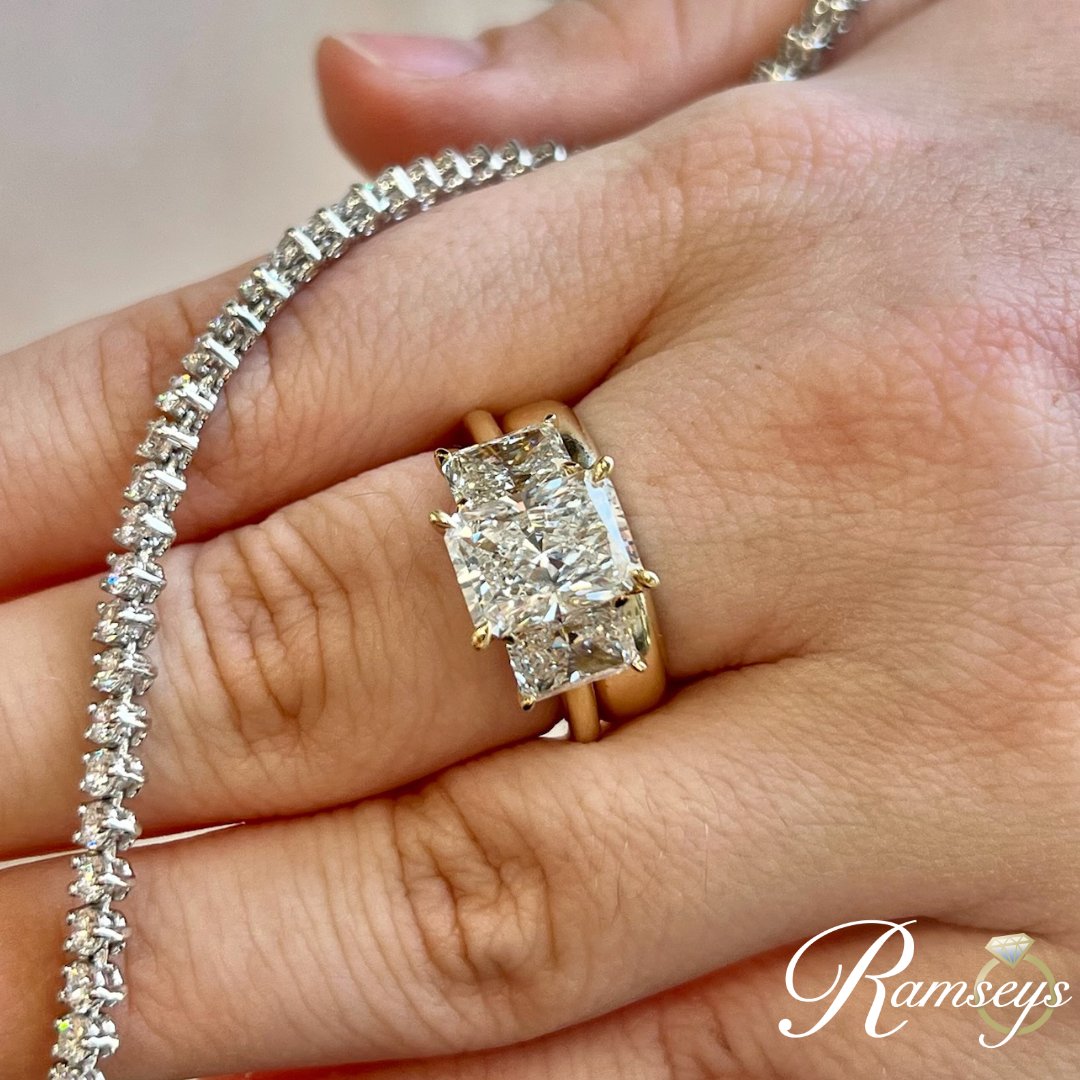 ramseysdiamonds's tweet image. The three-stone engagement ring of our dreams ❤️

Style:  JENGC22-0244

ow.ly/J4IS50PI6Gb

#RamseysDiamondJewlers #EngagementRing #RingGoals