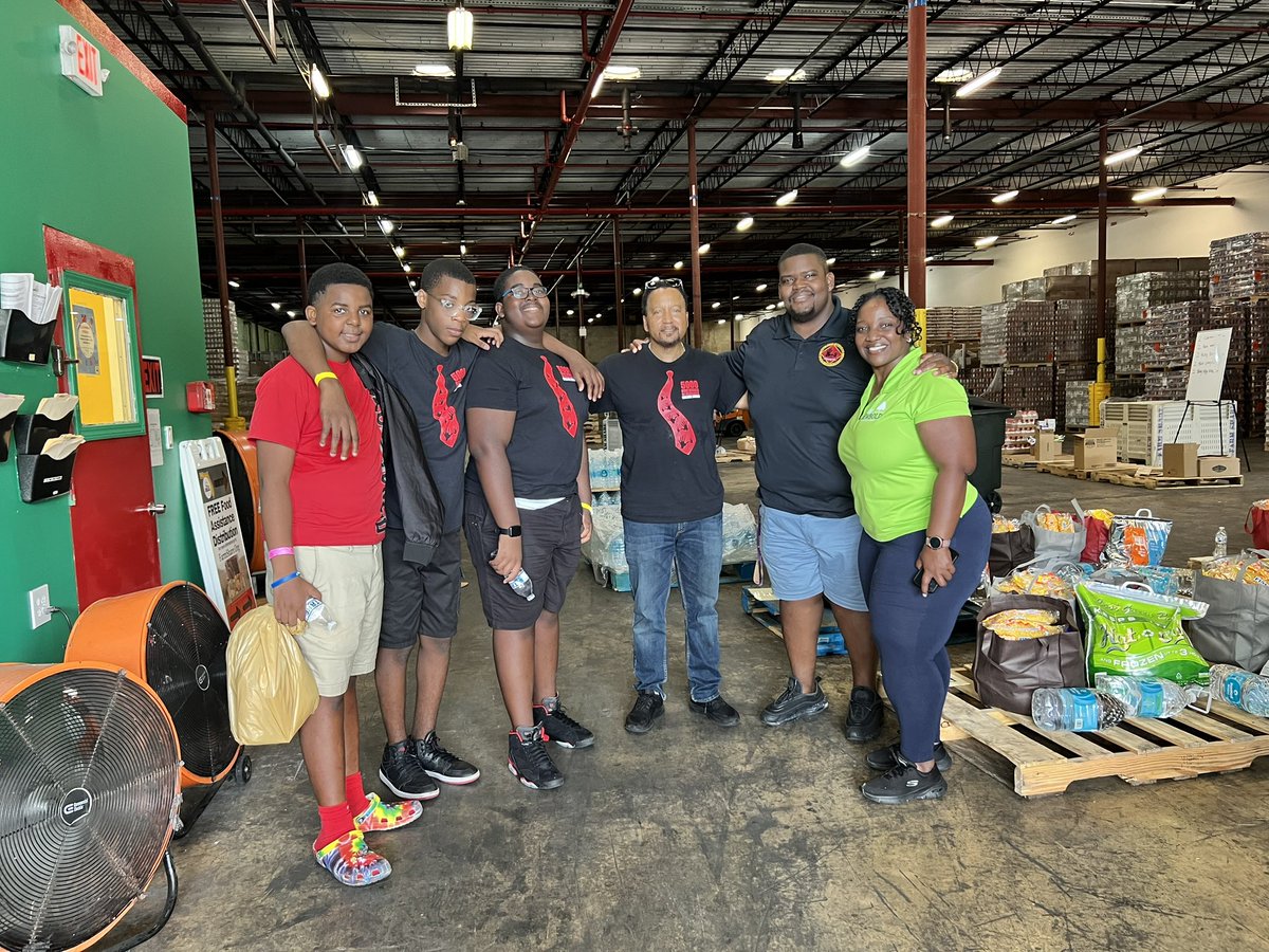 ABurgessEdu's tweet photo. Volunteering with some of our @5000RoleBCPS of @Rickards_JEG MS at the @FarmShareFL food packing distribution for families. Every Student Every Opportunity Destination Success. @DrFlem71 https://t.co/jWkeUCCsXE