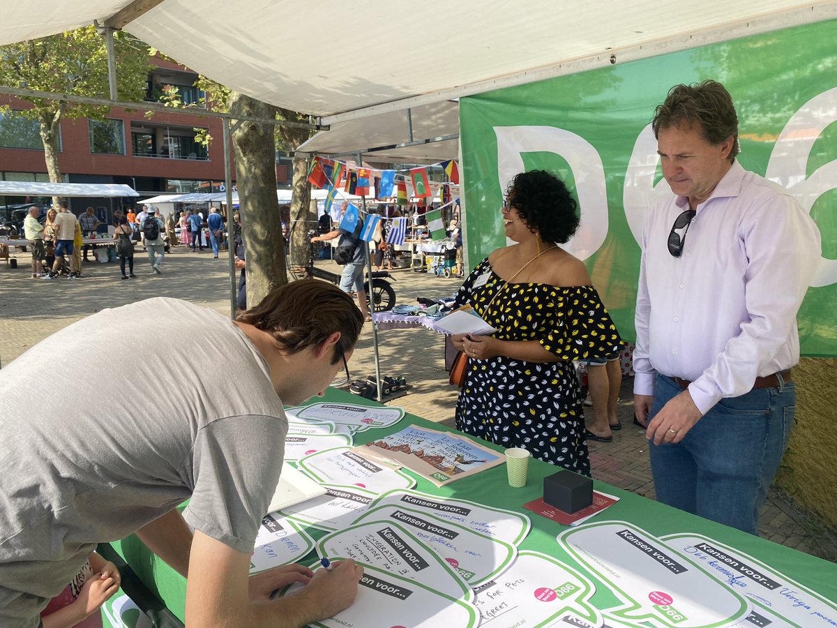 Namens <a href="/D66Diemen/">D66 Diemen</a> in goed  gesprek met de inwoners van #Diemen op de gezellige verenigingenmarkt van het #Diemerfestijn!
