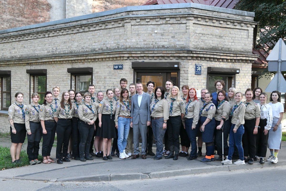 Šodien <a href="/edgarsrinkevics/">Edgars Rinkēvičs</a> viesojās skautu un gaidu vadītāju nometnē #BūsimModri. Kopā sagaidījām Latvijas Basketbola izlases uzvaru pār Lietuvu, parādījām skautu/gaidu māju, parunājām par aktuālo. 
Prezidents pieņēma aicinājumu kļūt par organizācijas Goda prezidentu. <a href="/Rigas_pils/">Valsts prezidenta kanceleja</a>