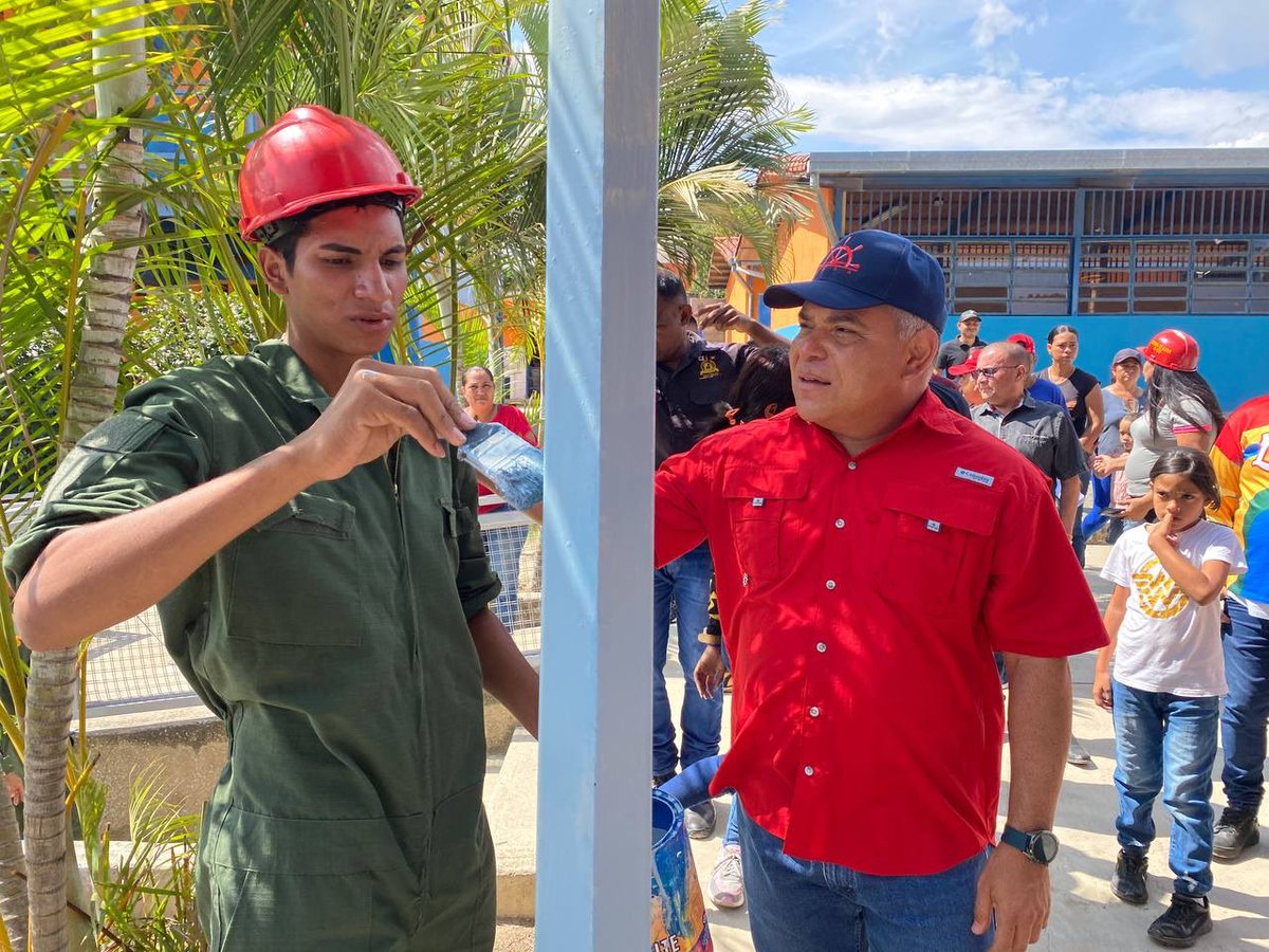 Activadas las Bricomiles Educación en la Unidad Educativa Estadal Negro Primero de la parroquia Ana Soto. Junto al Comandante de la Zodi y autoridades de la Zona Educativa, supervisamos los trabajos de rehabilitación y embellecimiento de los espacios. Rumbo al regreso a clases.