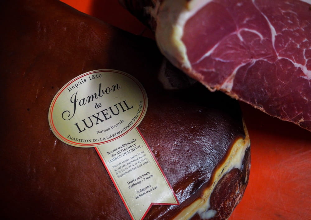 Pas vraiment connu en dehors de sa région,  je viens de redécouvrir le jambon de Luxeuil <a href="/Luxeuiltourisme/">Office de Tourisme</a>.
N'hésitez pas, tant ce produit mérite le détour !
Avec un bon melon, c'est un mariage réussi😋
luxeuil-vosges-sud.fr/terroir-gastro…