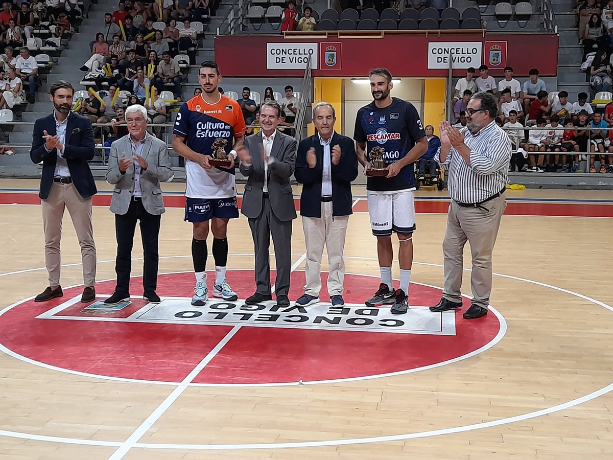 No descanso, o alcalde de Vigo e o presidente do Consello de Administracion do @OBRADOIROCAB entregaron Óscar capitáns trofeos conmemorativos do @cidadedevigo