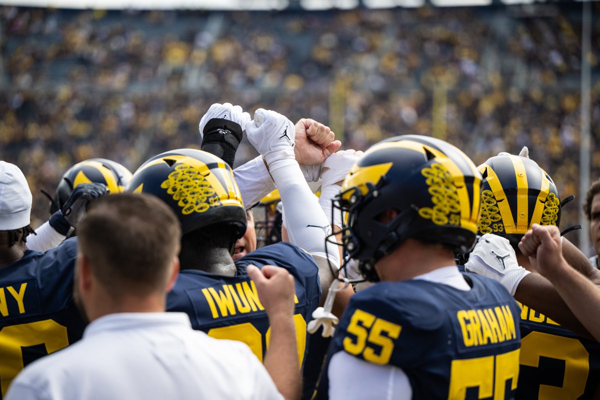 UMichFootball's tweet image. Ready for kickoff!

📺 CBS (myumi.ch/5J2DE) 
🎙️ Michigan Sports Network (myumi.ch/35y96) 
📊 myumi.ch/Z3Enq

#GoBlue