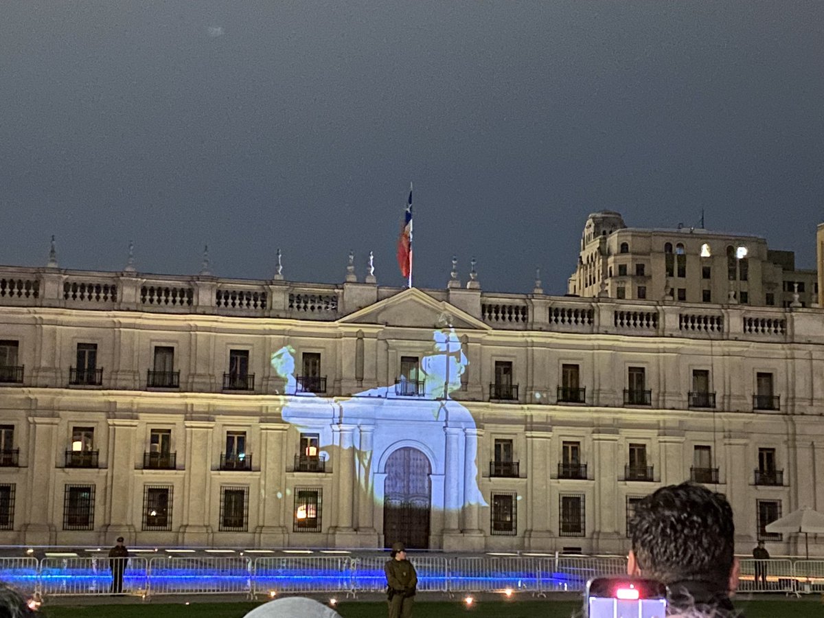 marioaguilera4's tweet photo. No imaginan la emoción
Allende volvió a La Moneda
Escuchamos sus últimas palabras 
Con su rostro en la fachada … https://t.co/ykPK7ANwi5