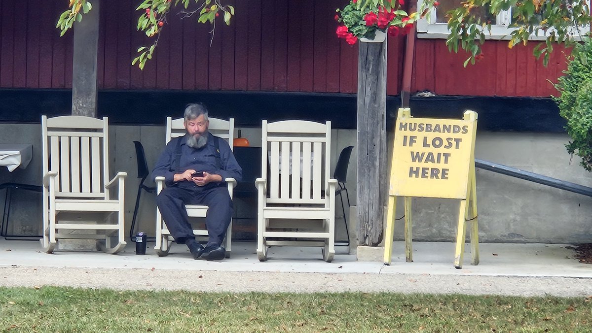BrendaW_Prof's tweet photo. Two rocking chairs wait. 
Only a matter of time. 
The husbands will come. 

#HaikuSaturday #haiku #InTheWild 😄 https://t.co/FCIRToHeEM