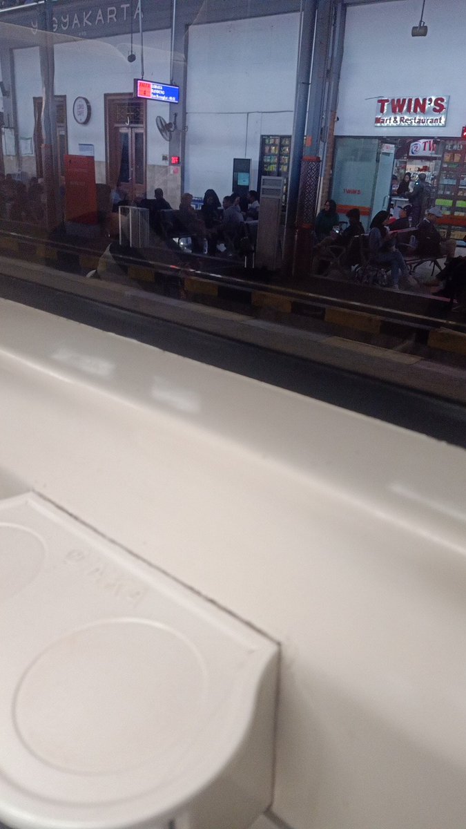 Bye jogja dan kenanganya..

Baibai olive chicken saos tomat kamu enak sekali aku:"