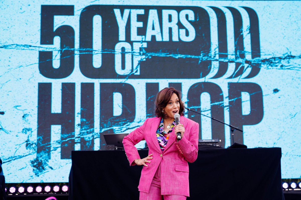 samoviedatabase's tweet photo. Kamala Harris Recording Academy’s Black Music Collective Celebrate Hip-Hop 50
#KamalaHarris #HipHop50 #BlackAlleyBand #Common #DNice #DJDomo #DougE #Fresh #FatJoe #GravityAndBreakers #Jeezy #LilWayne #MCLyte #RemyMa #Saba #SlickRick #TooShort #Wale
https://t.co/QcCzMdAPA9 https://t.co/0ACYFFS77h