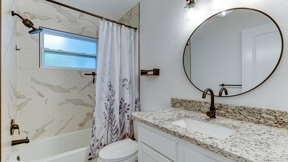 Gina_Realtor's tweet photo. FOR SALE! Affordable recently remodeled 3Br/2Ba home with large private back yard, circular drive, close to downtown Bradenton, Riverwalk and short drive to beaches! $379,900 Call: 941-725-4462 #forsale #Bradenton #realestate
https://t.co/oiAs1c3GPw https://t.co/BGzddiM6xP