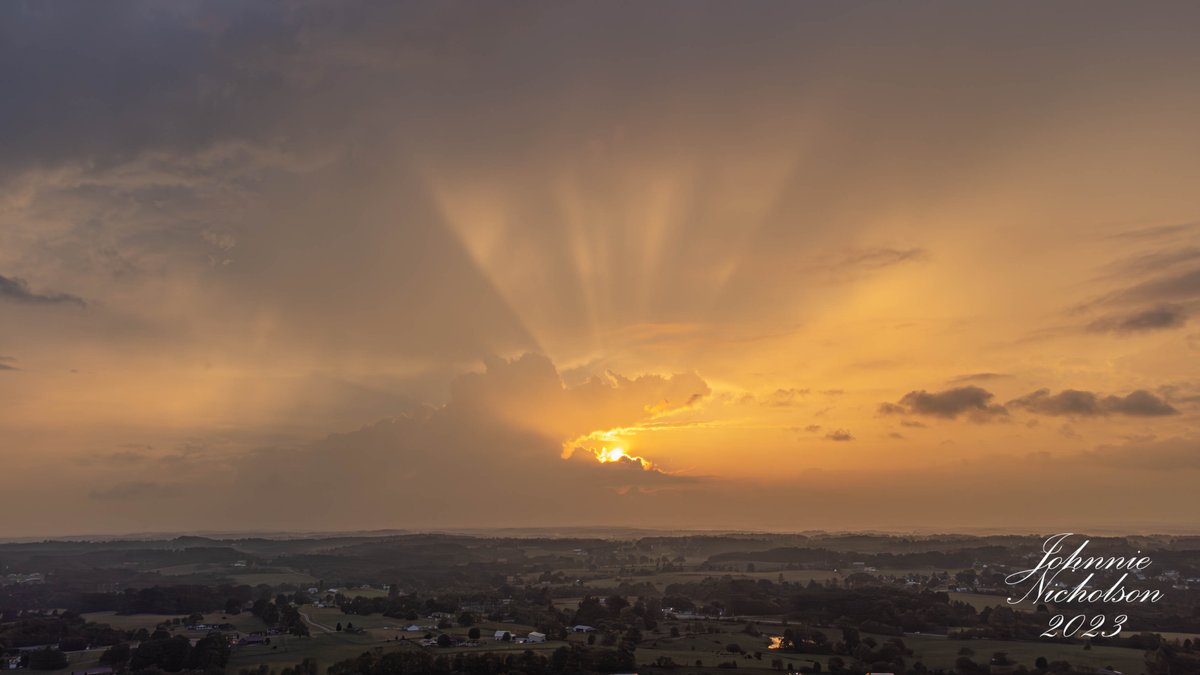 Spectacular #Sunset this evening in London #kywx #ekywx @TomAckermanWx @BillMeck @AndrewWMBF @nwsjacksonky @TeamW700 @JenNimePalumbo @jsmithwx @brobwx @jloganwxguy @weatherchannel @JimWKYT @WeatherNation @JimCantore @cjwxguy56 @Kentuckyweather @MarcWeinbergWX