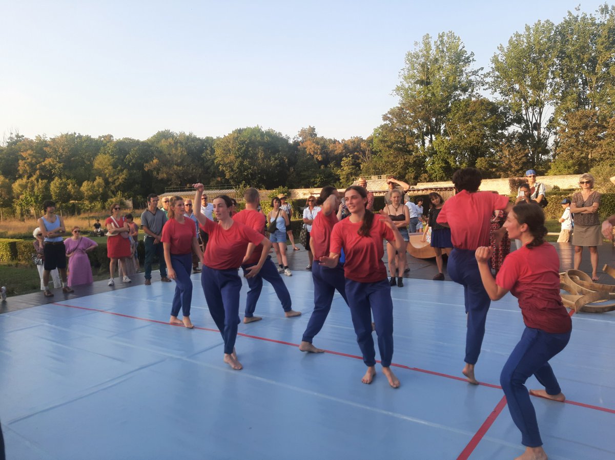 Renaitre. Dans le parc de l'Abbaye de Royaumont Hervé Robe revisite une chorégraphie de 30 ans  avec Remix Factory 1993-2023. La scène absorbe la salle, ou l'inverse. Les torsions des bois sculptés de Richard Deacon deviennent des personnages de la chorégraphie.