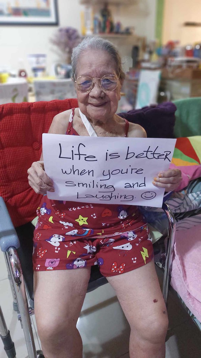 gmanews's tweet photo. Sa pagdiriwang ng #GrandparentsDay, ilang mensahe ang ibinahagi ng ating mga lolo at lola para sa kanilang sarili na nagsisilbi ring payo sa mga kabataan ngayon.

“LIFE IS BETTER WHEN YOU’RE SMILING AND LAUGHING.” – LOLA TERRY, 89

Kuwento ni Lola Terry, bihira siya mag-enjoy noon dahil puro trabaho ang iniisip niya. Ngayong tumanda na siya at nagkaroon ng stage 3 breast cancer, naging “therapy” raw niya ang pagtawa at pag-ngiti. Naniniwala rin siya na ito ang nagpapahaba pa ng buhay niya.