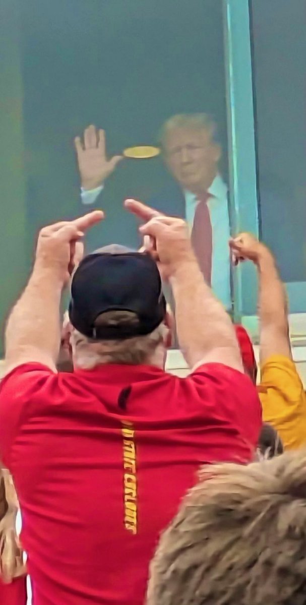 NoLieWithBTC's tweet photo. Another photo that is circulating from Trump’s attempted photo op in Iowa today. https://t.co/sQqZ8dkysh