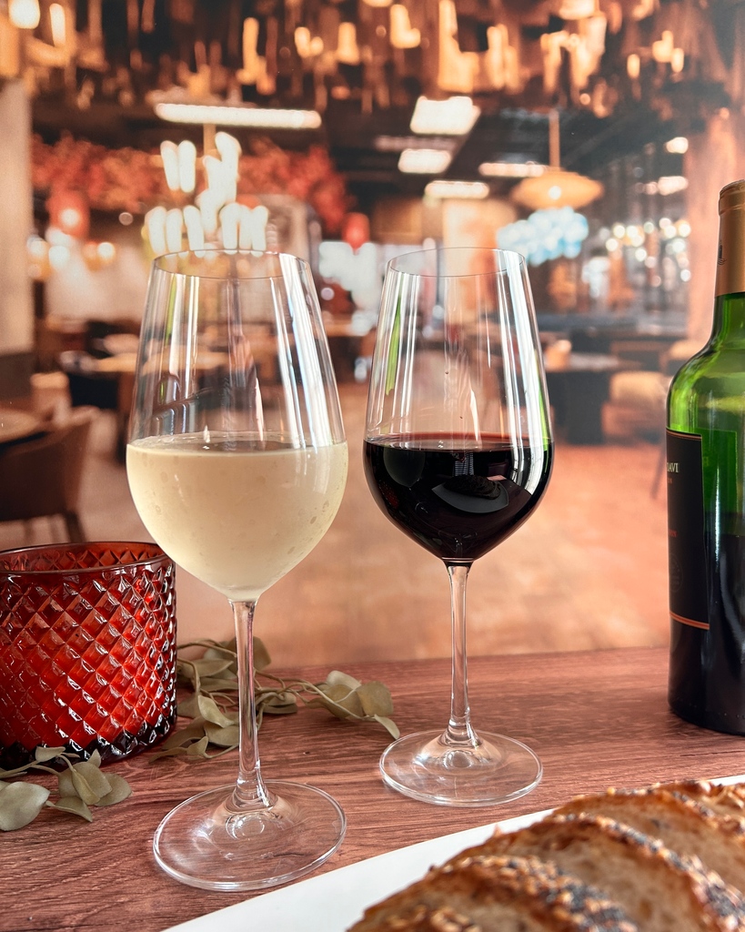 redvanillahome's tweet image. Hosting a holiday gathering? Impress your guests with Viola wine glasses and Vanilla Fare serveware. Make it a celebration to remember.

🍷redvanillahome.com/product-page/v…
🧆 redvanillahome.com/product-page/v…

#DinnerwareDelights
#WineGlassWonders
#ServewareStyle
#TableScapeInspo
#FineDining