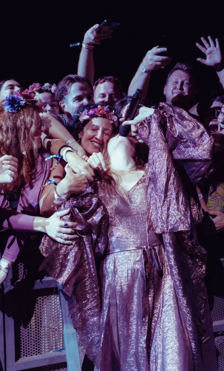 FlorenceArg's tweet photo. “Preguntarme a mi misma ‘Vale la pena entregarlo todo por esto? Tomé la decisión correcta?’ Y cada noche, cuando me paraba en el escenario y veía sus caras sabía que si” 

- Florence despidiéndose de la era Dance Fever ❤️‍🩹 https://t.co/vPMY1VhOGb