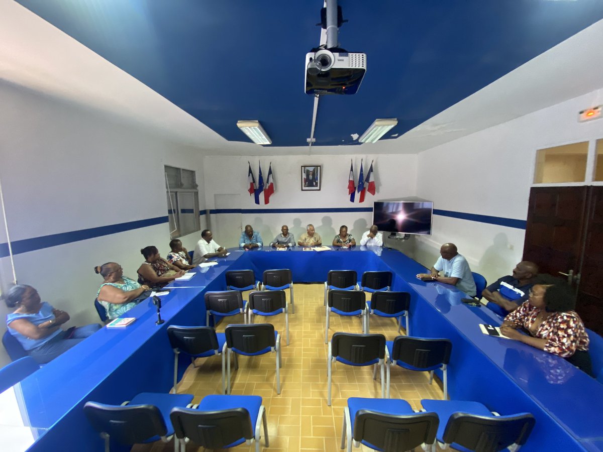 VictorinLurel's tweet photo. Écouter, échanger, convaincre.
Merci aux élu•e•s des trois communes de Marie-Galante pour cette belle journée à leur contact pour leur présenter le programme et la démarche @EnsembleNouTout. 
Nous espérons avoir mérité votre confiance.✌🏾 https://t.co/tf3JHziVDX