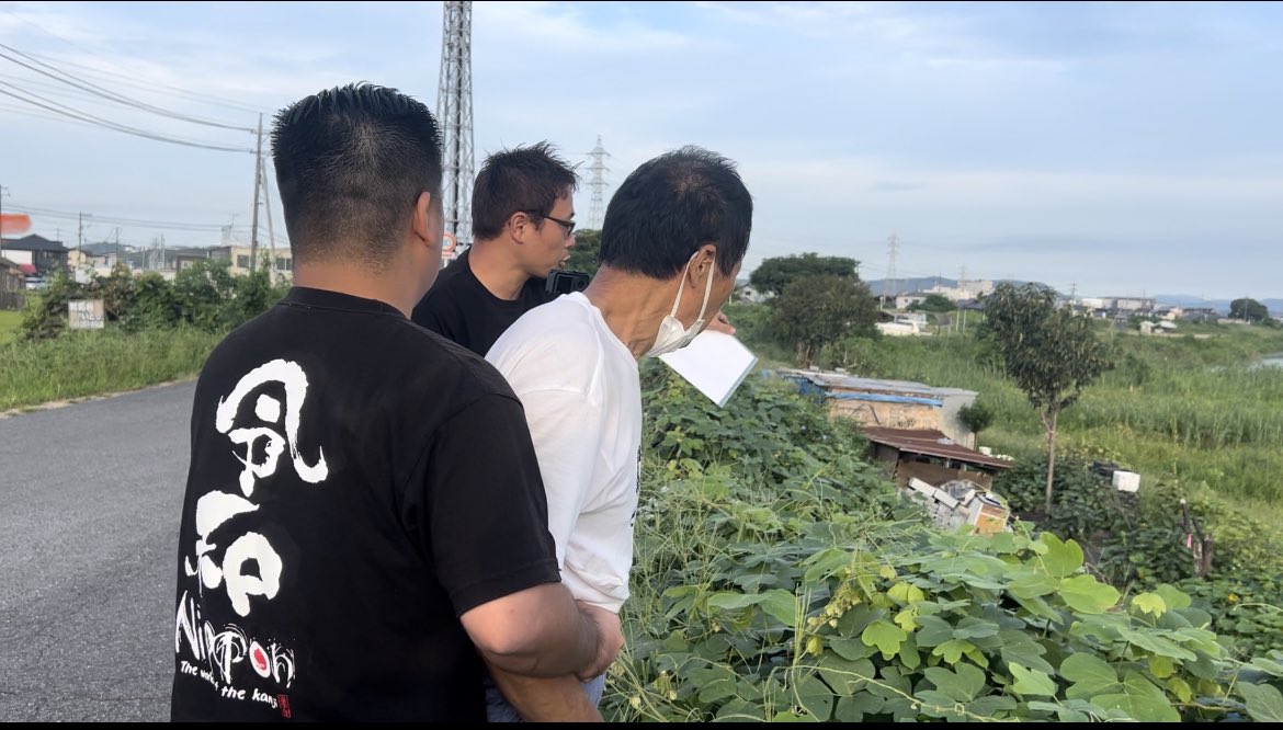 kixjpn7's tweet image. またです🇨🇳 昨日と同じ岡山の中国人グループヤミ畑で、違法耕作のゴーヤを収穫していた中国人に「おはよう」「ここで何してますか」と声をかけた途端に激昂し、令和タケちゃんを突き飛ばして逃走をはかった。在留カード不携帯なども供述した為110通報。警察署へ連行されていきました。🚓…